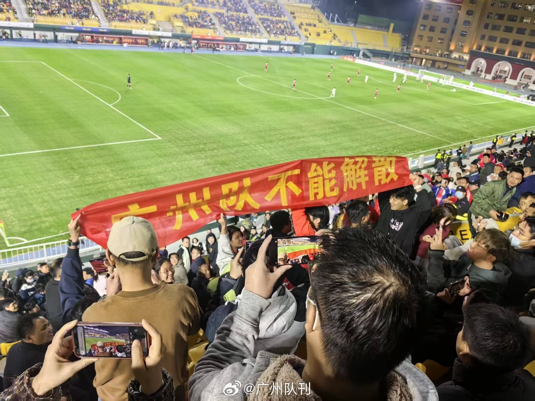 三亿体全站-广州恒大主场不敌上海上港，憾失胜机(广州恒大vs上港视频直播)