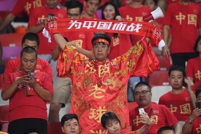 来自东方的神秘力量一群中国球迷在场馆前为步行者加油打气！(电影布鲁克林秘案)