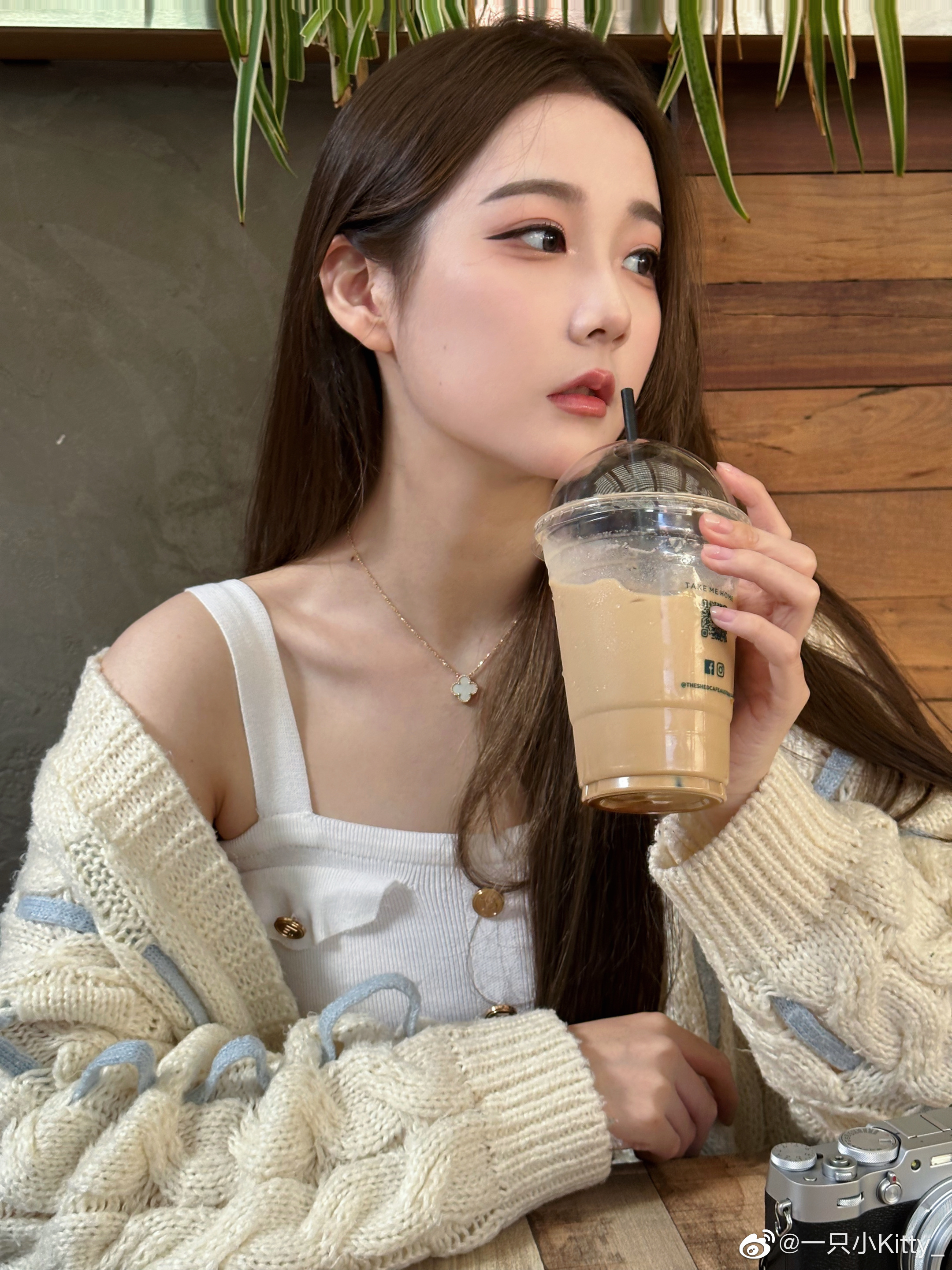 三亿体育入口-解说Kitty晒照：采访了十一位选手，今年的赛程还有复活甲呢的简单介绍