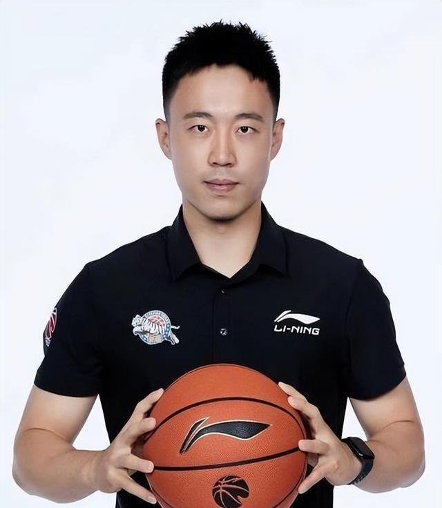 山东男篮更新邱彪指导训练视频：为邱彪指导敬业精神点赞