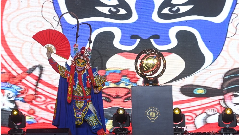 2025年世俱杯奖杯首次亮相重庆，球迷热情高涨