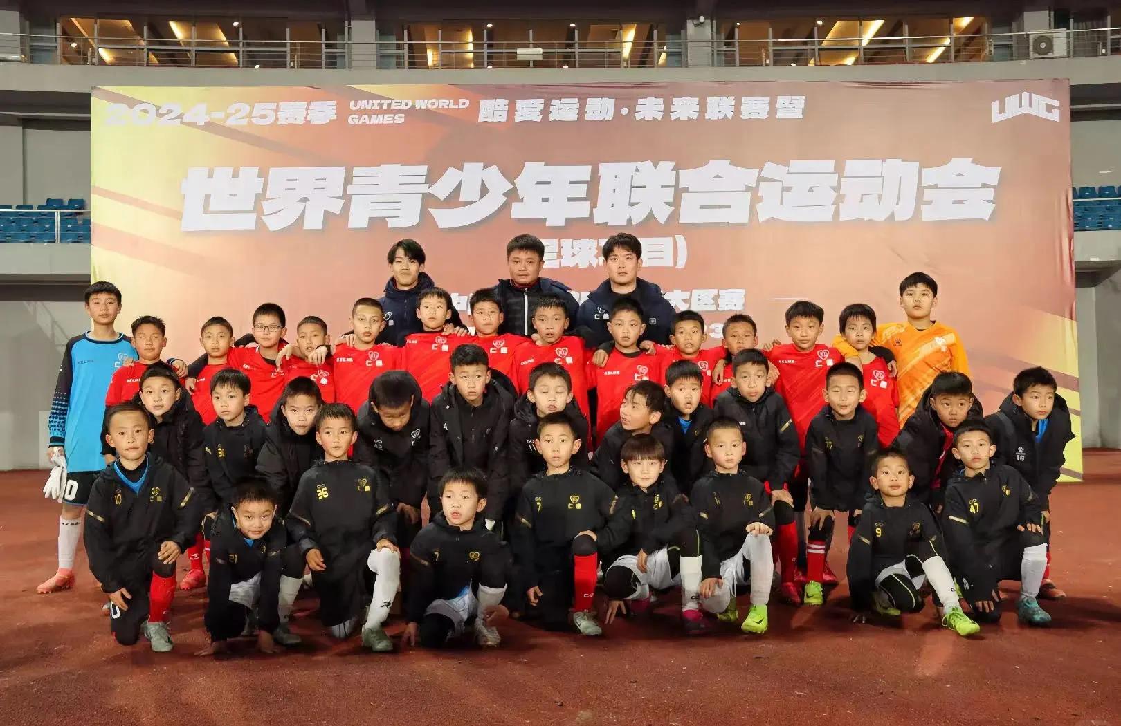 足球职业培训班开班，学员积极参与训练备战