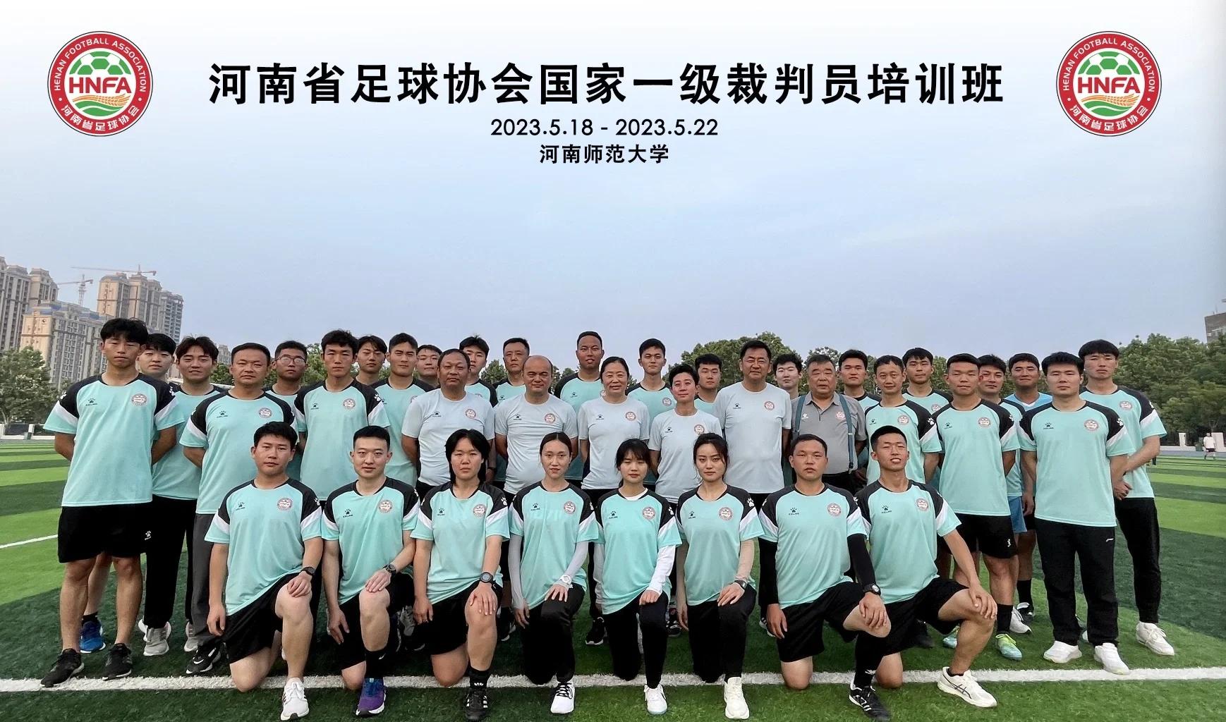 足球职业培训班开班，学员积极参与训练备战